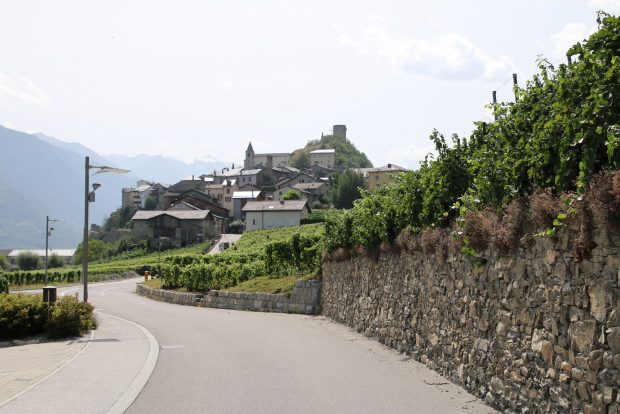 La vieille ville de Saillon, avec la tour du château et son église, est posée sur une colline.