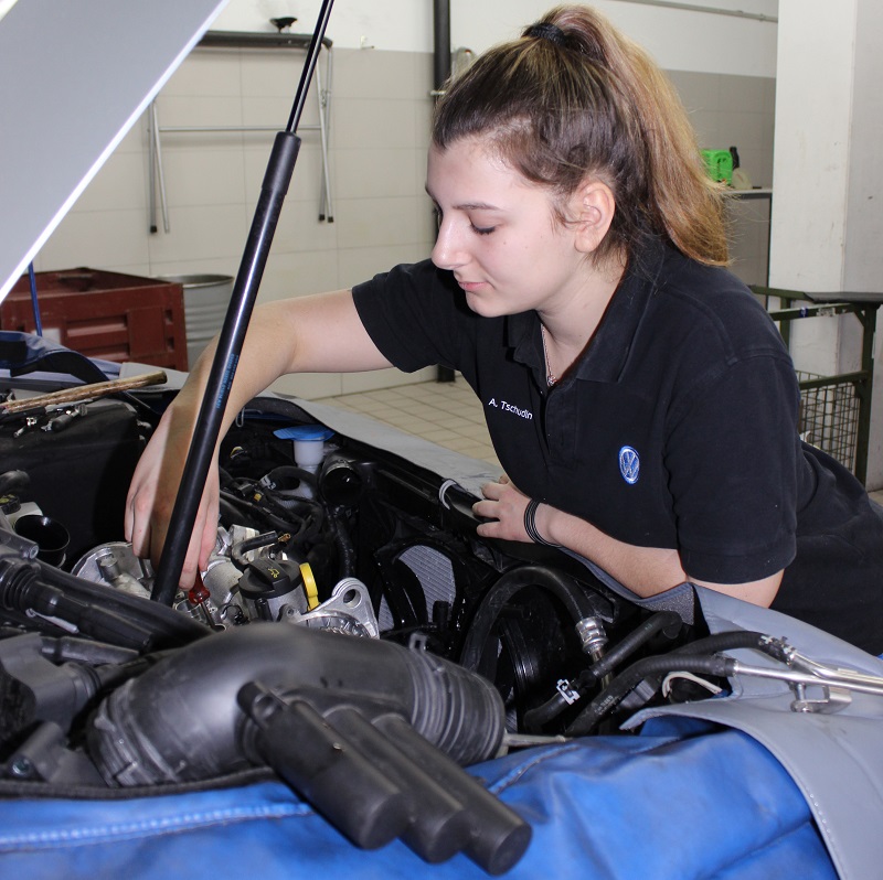 Anna Tschudin apprendista meccatronica d'automobili