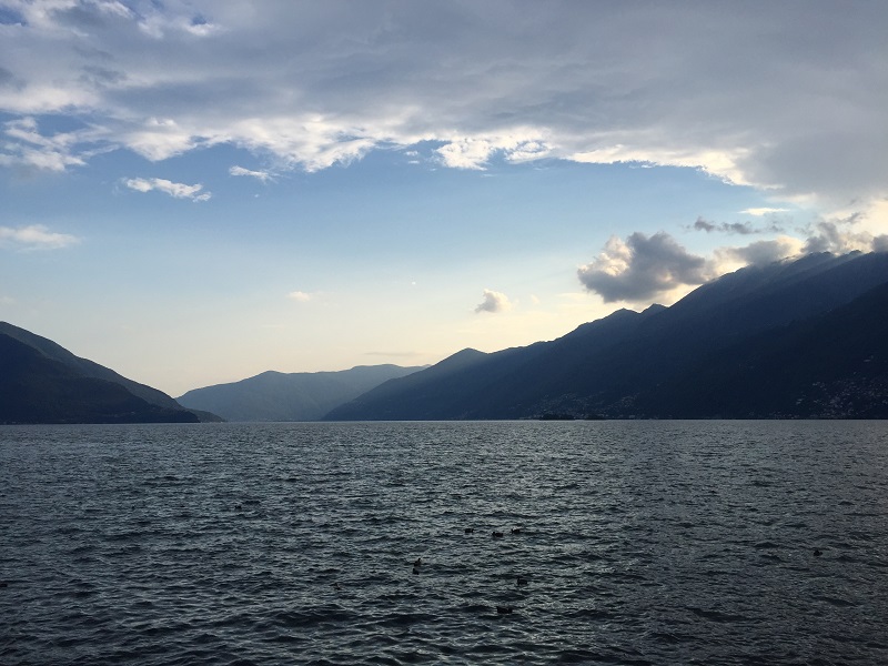 La sera, sul lungolago di Ascona 