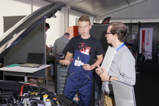 Yves Stäubli a una postazione con Rodrigo Fitze, insegnante di scuola professionale ed esperto ai campionati delle professioni