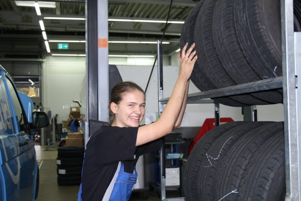 Timéa Tschannen sul suo posto di lavoro (Centro VW Veicoli Commerciali Uster) 