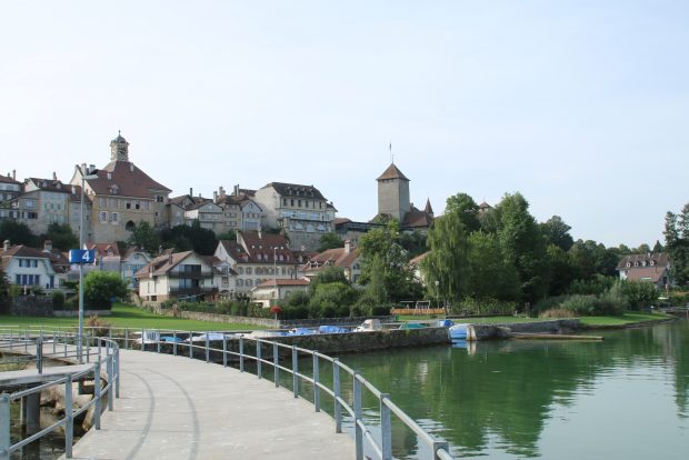 Vista su Morat dal pontile del lago 