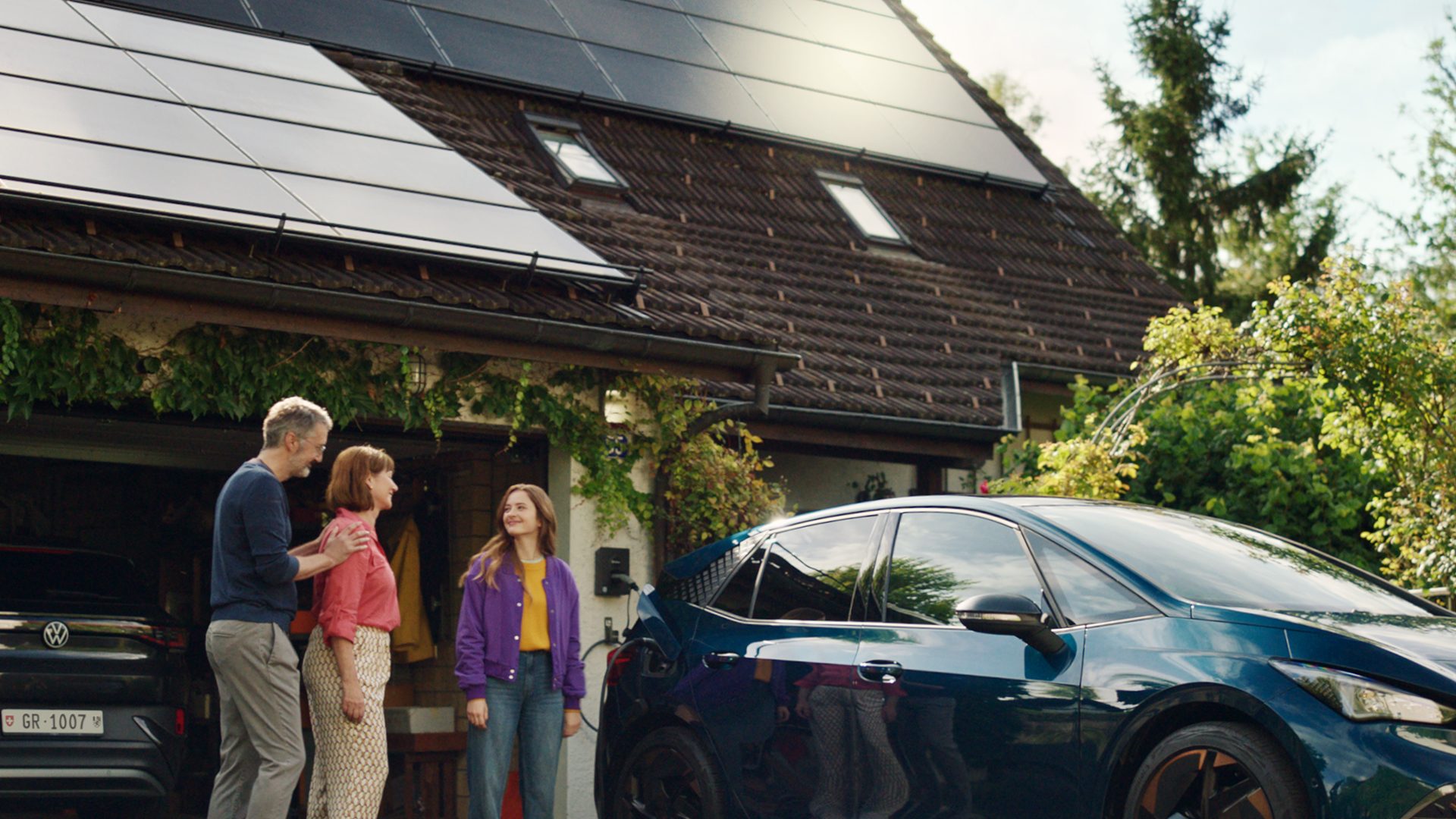 Familie vor Elektroauto