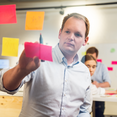 Mann bei Arbeit mit Post-its