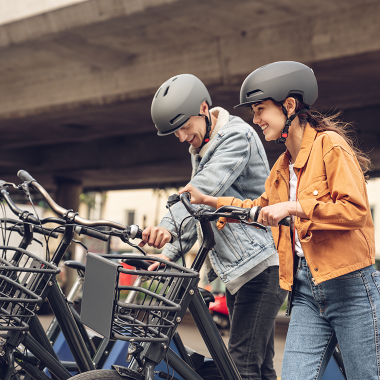 Mann und Frau Aufstieg auf E-Bike