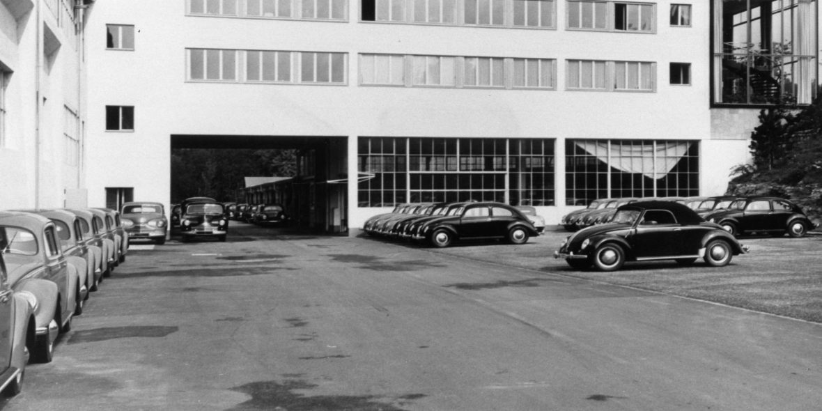 4 voitures voiture garage bâtiment parking voiture ferroviaire