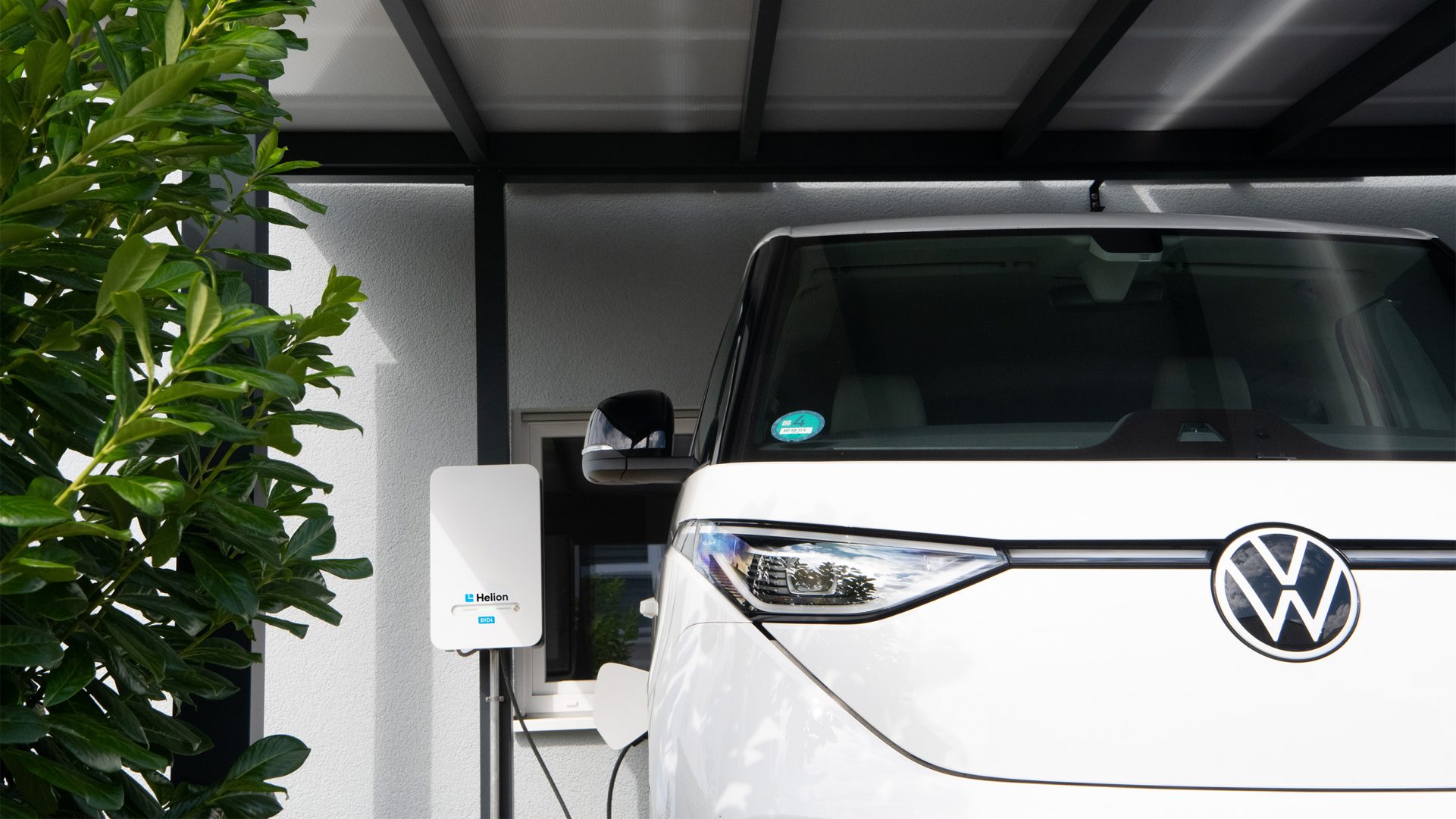 Ein Auto wird zu Hause bidirektional geladen